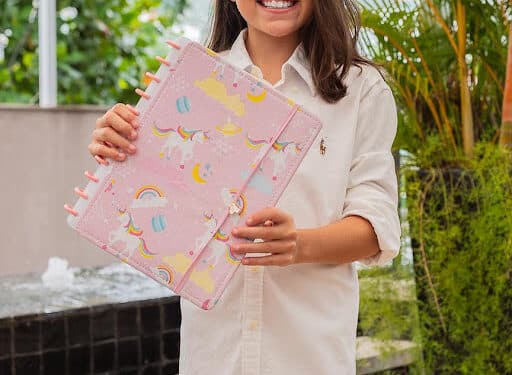 Não é novidade que Luiza Vilela está sempre ligada nos últimos lançamentos, e nessa volta às aulas não foi diferente, escolheu não só o caderno, como usou e aprovou toda a linha que virou sensação entre os jovens descolados do mundo teen!