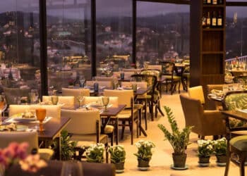 O tradicional Chris Park Hotel traz para o cenário gastronômico de Campos do Jordão um novíssimo restaurante montado em um de seus melhores espaços com vista deslumbrante