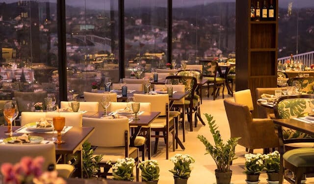 O tradicional Chris Park Hotel traz para o cenário gastronômico de Campos do Jordão um novíssimo restaurante montado em um de seus melhores espaços com vista deslumbrante