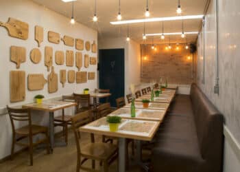 As mesinhas disputadas na hora do almoço, já viraram cena corriqueira no restaurante Torta e Horta