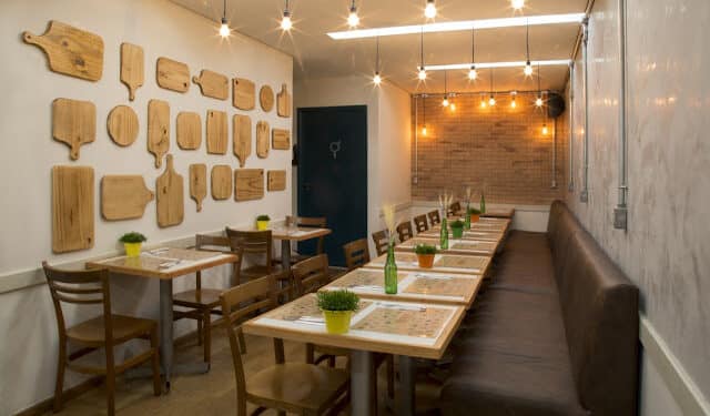 As mesinhas disputadas na hora do almoço, já viraram cena corriqueira no restaurante Torta e Horta