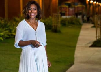 Gloria Maria mostra 1ª foto após cirurgia no cérebro: ‘Forte, tranquila e feliz’