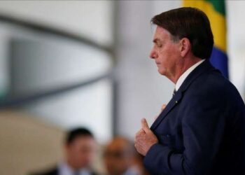 Bolsonaro diz que auxílio do governo evitou saques e defende volta da economia