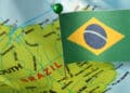 Com nova variante de coronavírus ‘fora de controle’, Brasil continua a receber voos do Reino Unido.