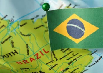 Com nova variante de coronavírus ‘fora de controle’, Brasil continua a receber voos do Reino Unido.