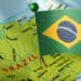 Com nova variante de coronavírus ‘fora de controle’, Brasil continua a receber voos do Reino Unido.