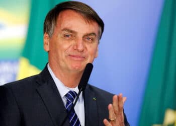 Discurso da gestão Bolsonaro para recusar vacina da Pfizer expõe inabilidade, dizem especialistas.