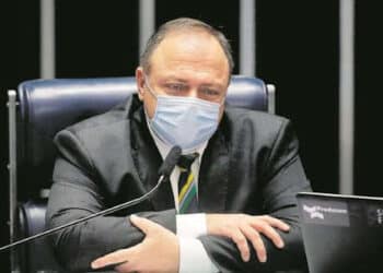 Com doses se esgotando, governadores e Congresso cobram Pazuello por mais vacinas