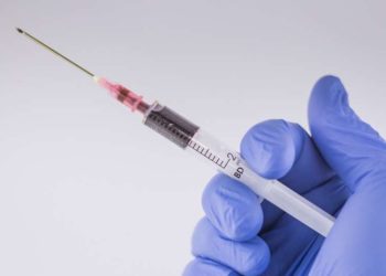 Vacinas atuais contra covid-19 serão ineficazes em 1 ano, dizem cientistas