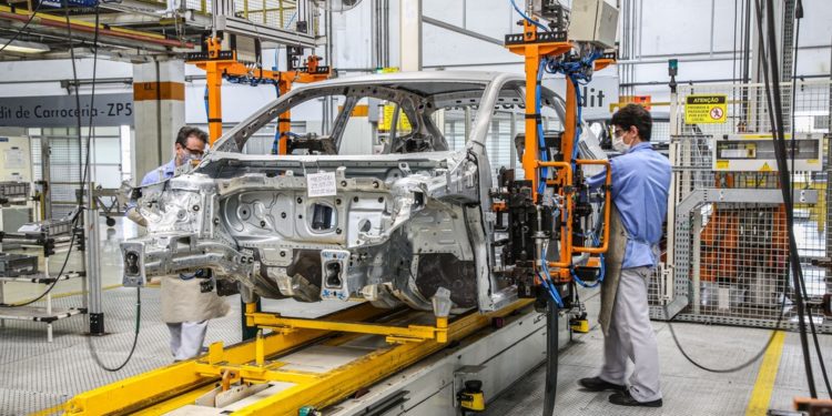 Presidente da Volkswagen no Brasil prevê novas paralisações por falta de insumos: ‘É uma luta diária’