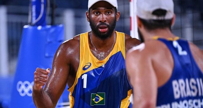 Evandro/Bruno Schmidt vence dupla polonesa e se classifica em 1º no vôlei de praia