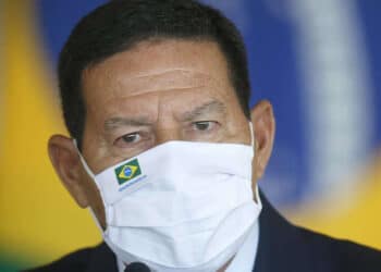 Mourão diz que haverá eleição mesmo sem voto impresso: ‘Não somos república de bananas’