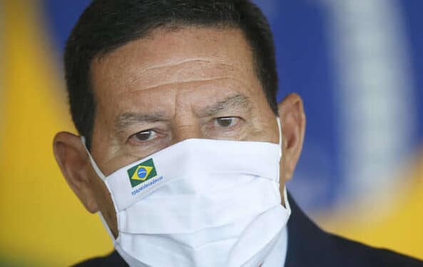 Mourão diz que haverá eleição mesmo sem voto impresso: ‘Não somos república de bananas’