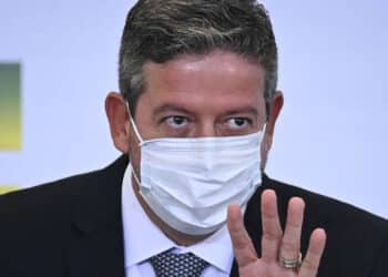 Um dia após live de Bolsonaro, Lira diz não ver chance em PEC do voto impresso; ‘conversa fiada’ tem que parar, diz Gilmar