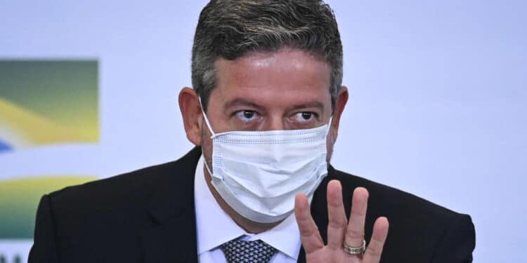 Um dia após live de Bolsonaro, Lira diz não ver chance em PEC do voto impresso; ‘conversa fiada’ tem que parar, diz Gilmar