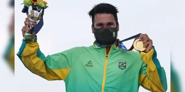 Campeão olímpico, Italo Ferreira dedica conquista à avó: ‘Está orgulhosa de mim’
