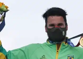 Campeão olímpico, Italo Ferreira dedica conquista à avó: ‘Está orgulhosa de mim’