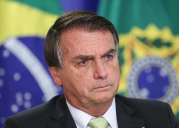 Bolsonaro come na mão dos que criticava