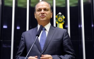 A investigação aponta que o esquema tenha distribuído até R$ 296 mil por mês ao líder do governo Bolsonaro na Câmara, deputado Ricardo Barros (PP-PR)