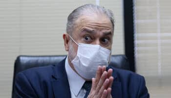 Senadores e procuradores reagem a parecer negacionista de aliada de Aras em defesa de Bolsonaro