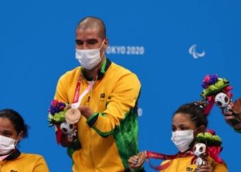 Em chegada emocionante, Brasil conquista bronze no revezamento 4x50m livre 20 pontos em Tóquio