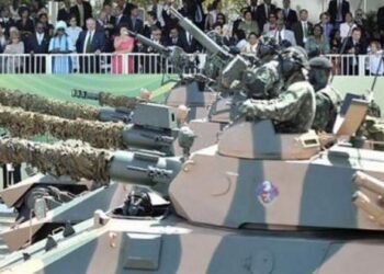 Desfile militar em dia do voto impresso dura 10 minutos e tem Bolsonaro no alto da rampa do Planalto