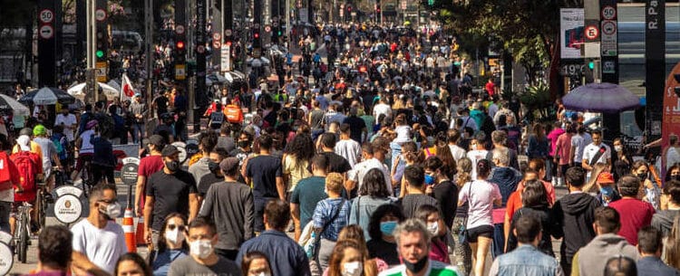 População do Brasil ultrapassa 213 milhões de habitantes, diz IBGE