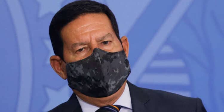 Mourão confirma reunião com Barroso, defende urna eletrônica e descarta impeachment de ministros
