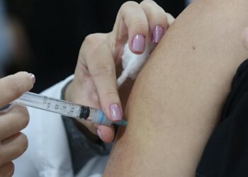 Cidade de SP vacina pessoas de 24 a 21 anos nesta semana