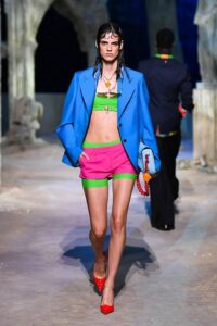 59f4b76208b62f91babf Versace moda desfile blazer