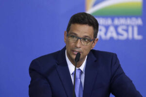 Presidente do BC diz que Petrobras muda preços 'muito rápido' e que levará Selic 'aonde precisar' 46 AAKWR5g