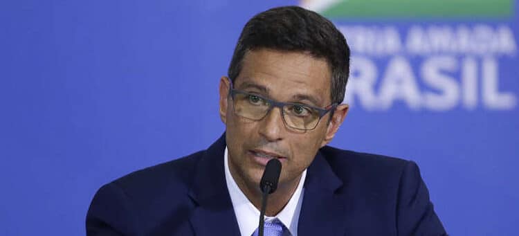 Presidente do BC diz que Petrobras muda preços 'muito rápido' e que levará Selic 'aonde precisar' 45 Presidente do BC diz que Petrobras muda preços ‘muito rápido’ e que levará Selic ‘aonde precisar’