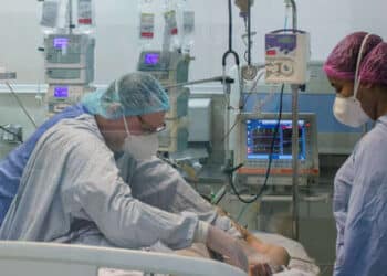 Ocupação de UTIs recua, mas covid ainda não foi vencida no Brasil, diz Fiocruz