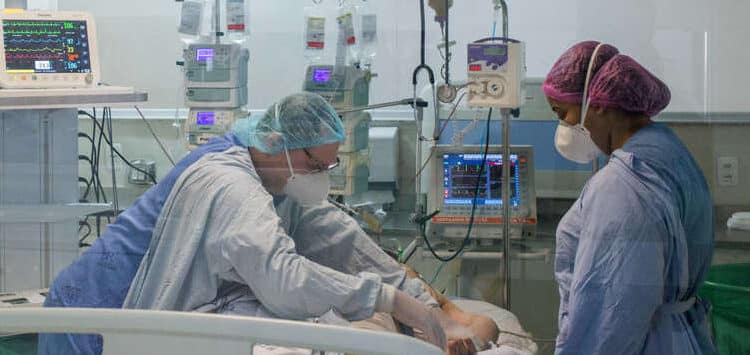 Ocupação de UTIs recua, mas covid ainda não foi vencida no Brasil, diz Fiocruz