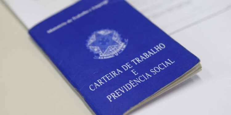 Brasil cria 372 mil vagas com carteira assinada em agosto, aponta Caged 45 Brasil cria 372 mil vagas com carteira assinada em agosto, aponta Caged