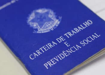 Brasil cria 372 mil vagas com carteira assinada em agosto, aponta Caged