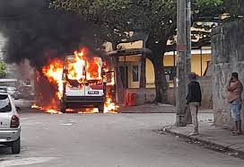 Milicianos incendiam vans em guerra na zona oeste do Rio 46
