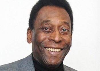 Pelé é internado em São Paulo após sofrer desmaio