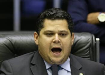 Alcolumbre reage a pressão de Bolsonaro e evangélicos após travar indicação ao STF por 3 meses no Senado