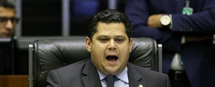 Alcolumbre reage a pressão de Bolsonaro e evangélicos após travar indicação ao STF por 3 meses no Senado