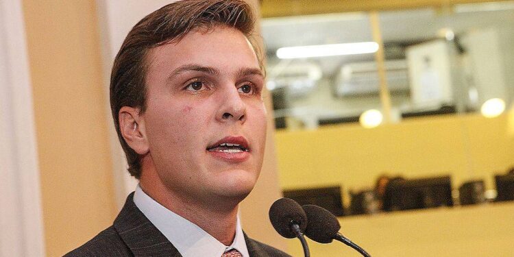 Filho de líder do governo Bolsonaro se descola do presidente em disputa pelo Governo de Pernambuco