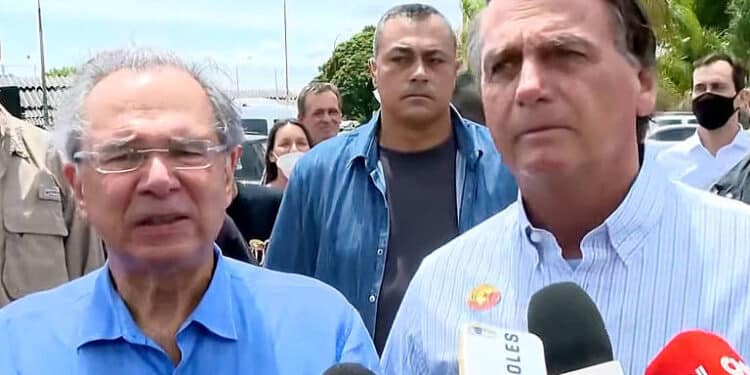 Guedes só fica no governo por falta de plano B, dizem líderes do centrão.
