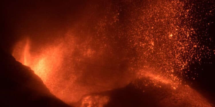 Fim da erupção do vulcão de La Palma não está perto, afirmam especialistas.