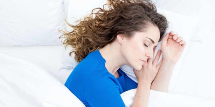 6 maneiras de prevenir a queda de cabelo enquanto você dorme