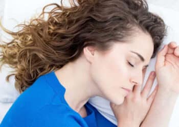 6 maneiras de prevenir a queda de cabelo enquanto você dorme