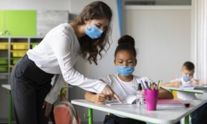 Carga emocional e dispersão marcam volta dos alunos ao ensino presencial 46 Acesse Politica O site de politica mais acessado da Bahia www.acessepolitica.com .br sala aula professora alunos