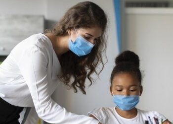 Carga emocional e dispersão marcam volta dos alunos ao ensino presencial