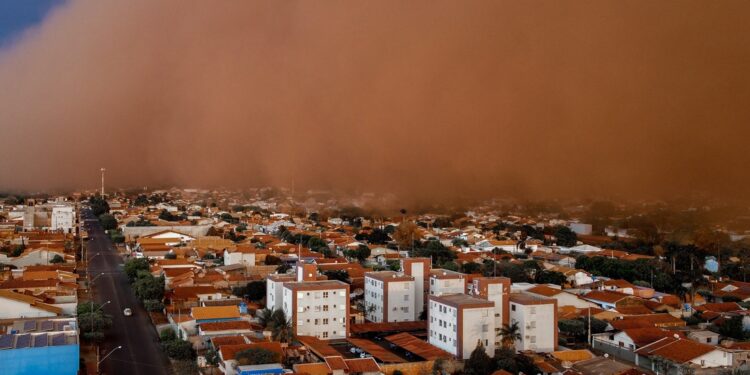 Tempestade de poeira atinge Catanduva, no interior paulista