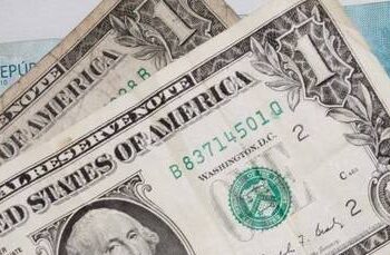 Dólar bate R$ 5,67 após Guedes pedir licença para furar teto por Auxílio Brasil de R$ 400