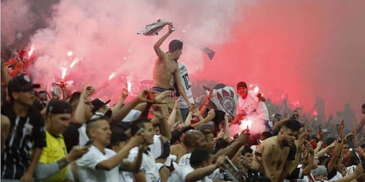 Volta de 100% de público na Neo Química Arena anima Corinthians por reação no Brasileirão